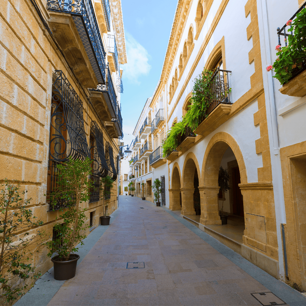Calles del casco antiguo de Xàbia en verano